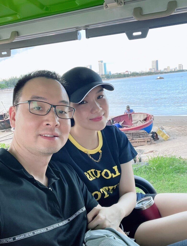 Hoa hậu thùy lâm được ông xã tiến sĩ đưa đón u40 trẻ đẹp còn biết nũng nịu bảo sao chồng không mê - 5