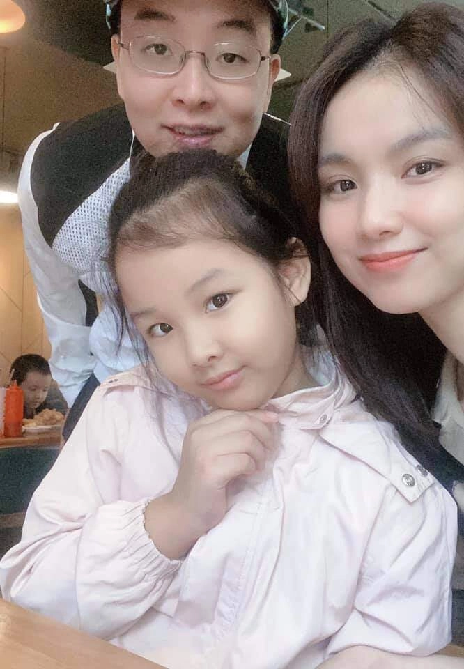 Hoa hậu thùy lâm được ông xã tiến sĩ đưa đón u40 trẻ đẹp còn biết nũng nịu bảo sao chồng không mê - 10