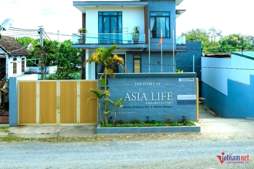 Hoa hậu thùy tiên bị tạm hoãn xuất cảnh - 1