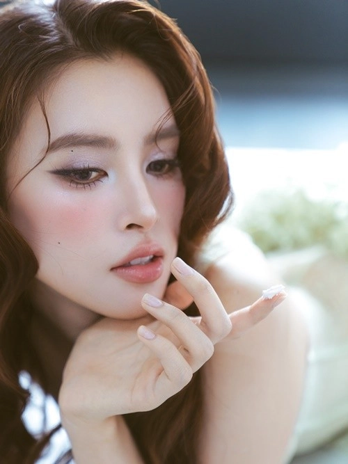 Hoa hậu tiểu vy khoe gương mặt tỷ lệ vàng vóc dáng gợi cảm đón tuổi mới - 1