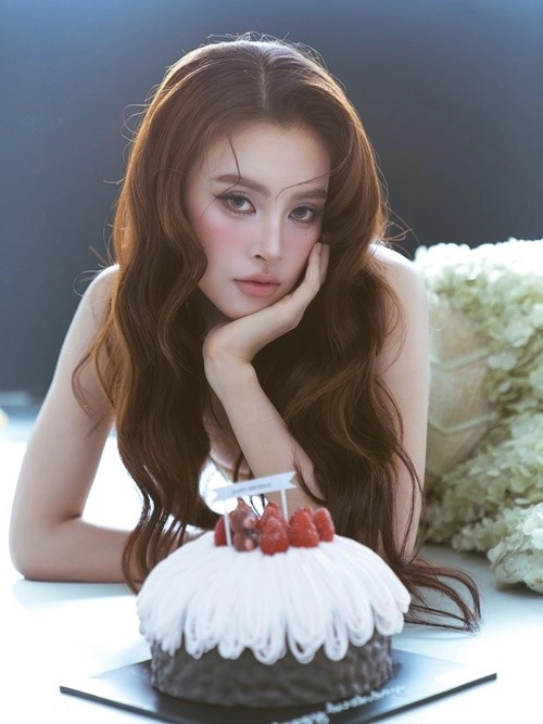 Hoa hậu tiểu vy khoe gương mặt tỷ lệ vàng vóc dáng gợi cảm đón tuổi mới - 2