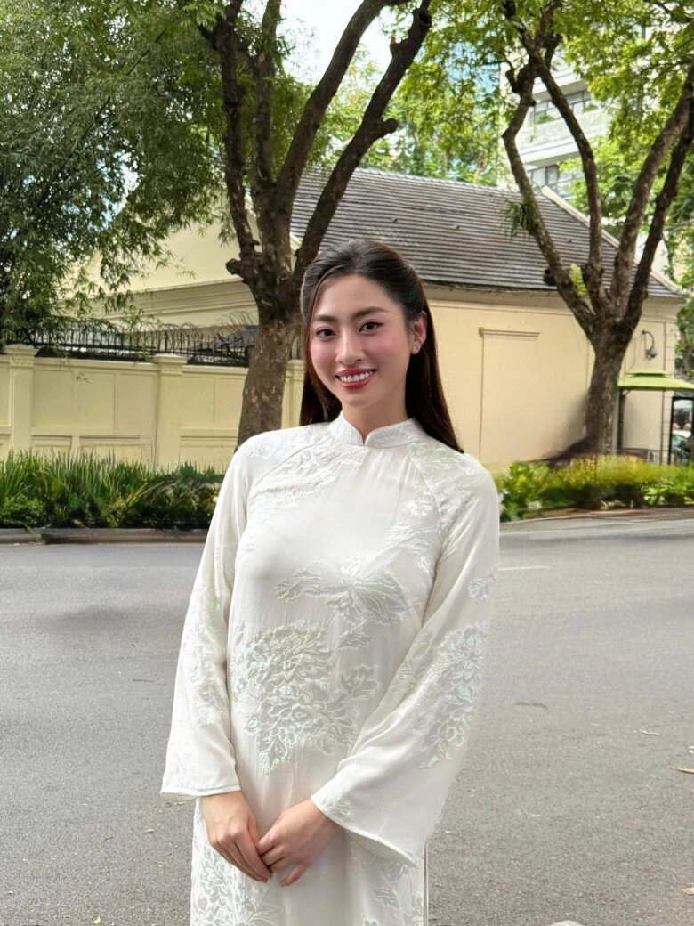 Hoa hậu việt được đặc cách học tiến sĩ khoe mẹ ruột là giám đốc kho bạc dân tình khen như 2 chị em - 6