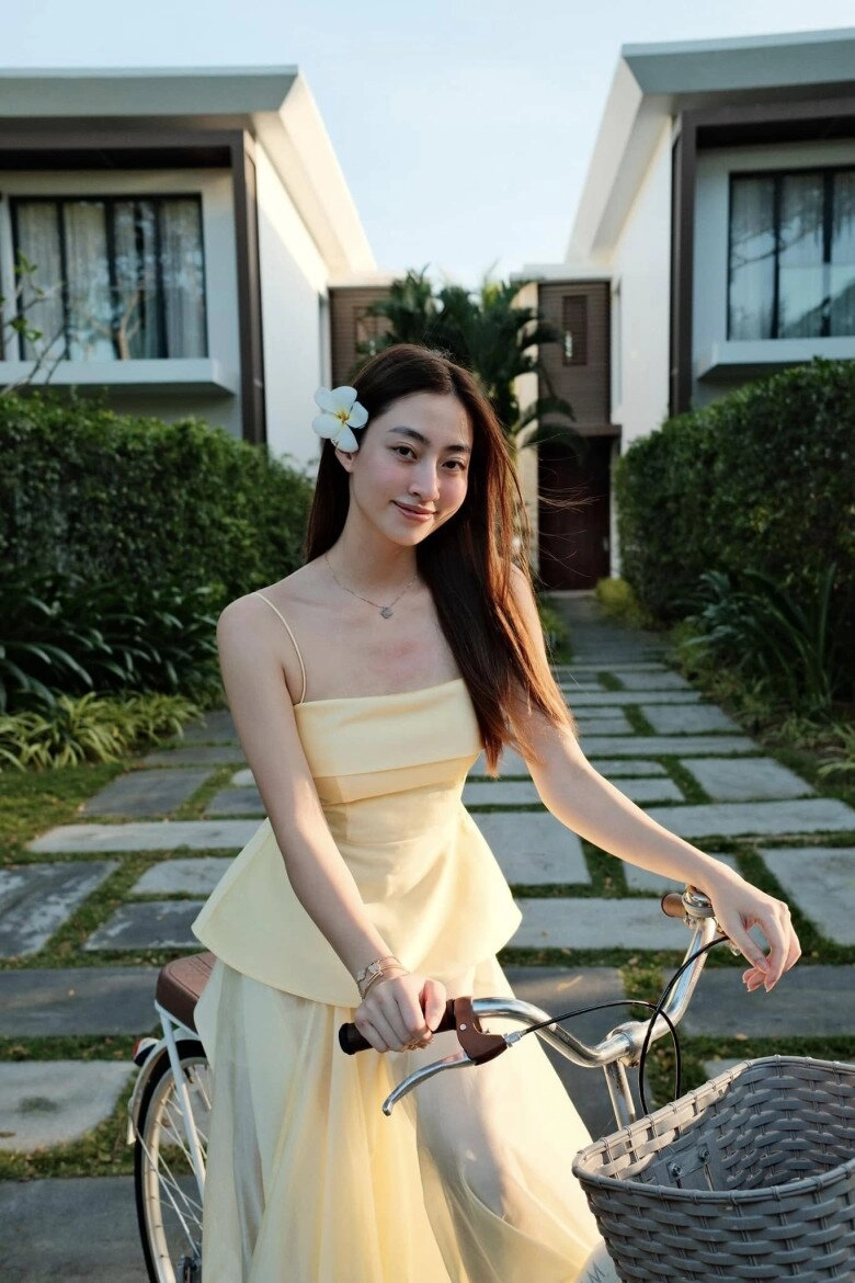 Hoa hậu việt được đặc cách học tiến sĩ khoe mẹ ruột là giám đốc kho bạc dân tình khen như 2 chị em - 7