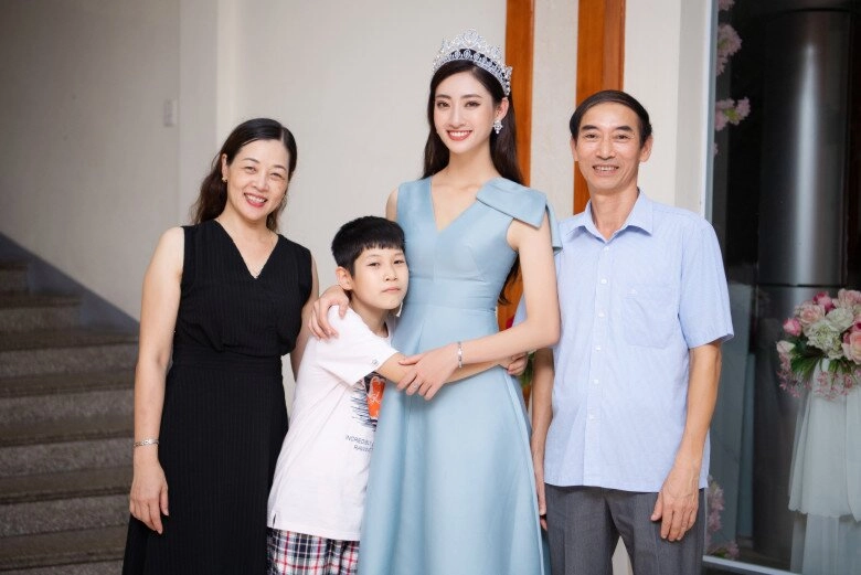 Hoa hậu việt được đặc cách học tiến sĩ khoe mẹ ruột là giám đốc kho bạc dân tình khen như 2 chị em - 9