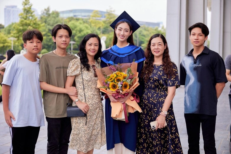 Hoa hậu việt được đặc cách học tiến sĩ khoe mẹ ruột là giám đốc kho bạc dân tình khen như 2 chị em - 10