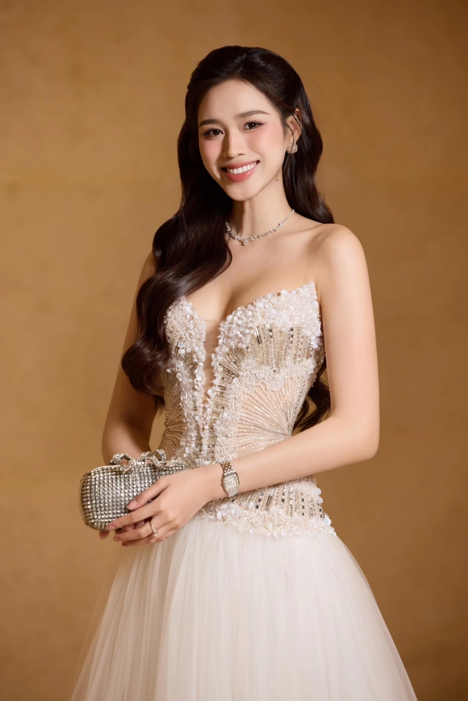 Hoa hậu việt nam chuẩn bị lấy thiếu gia tập đoàn nghìn tỷ trở thành dâu hào môn từng gây sốt với đôi chân dài như kiếm nhật - 2
