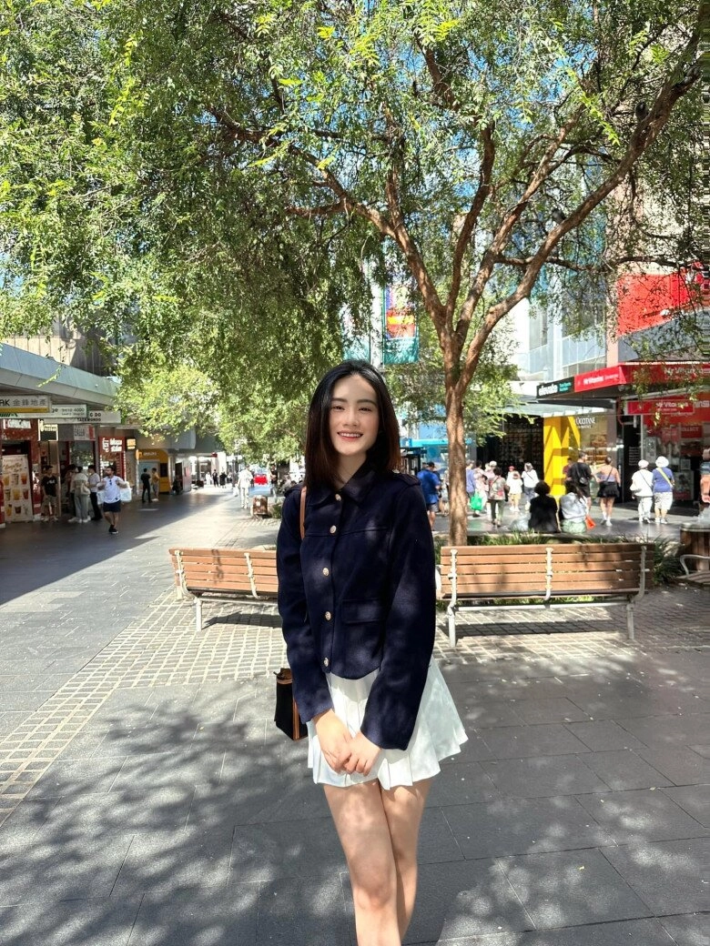 Hoa hậu ý nhi dát hàng hiệu cả trăm triệu đồng khi du học ở úc mặc đơn giản nhưng sang chảnh khỏi bàn - 7