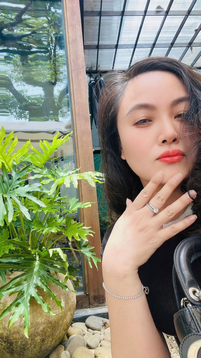 Hoa khôi hải phòng - vợ long nhật gây sốc với diện mạo trẻ đẹp ở tuổi trung niên - 1