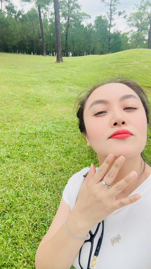 Hoa khôi hải phòng - vợ long nhật gây sốc với diện mạo trẻ đẹp ở tuổi trung niên - 5