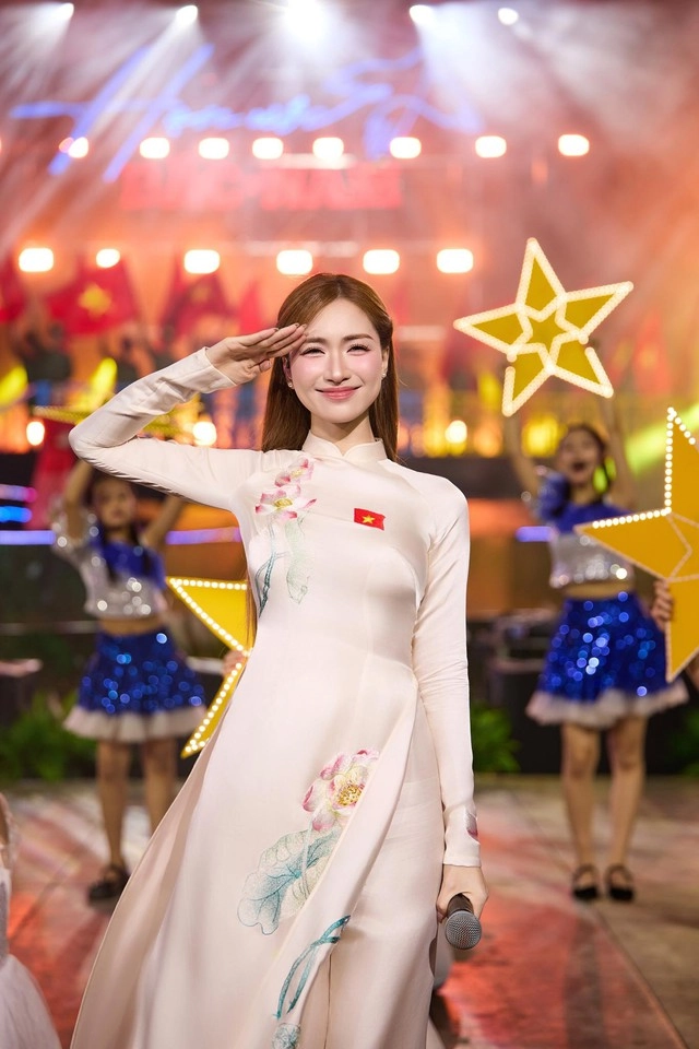 Hòa minzy tự tin khoe mặt mộc với fan ai cũng khen vì quá mịn màng - 7