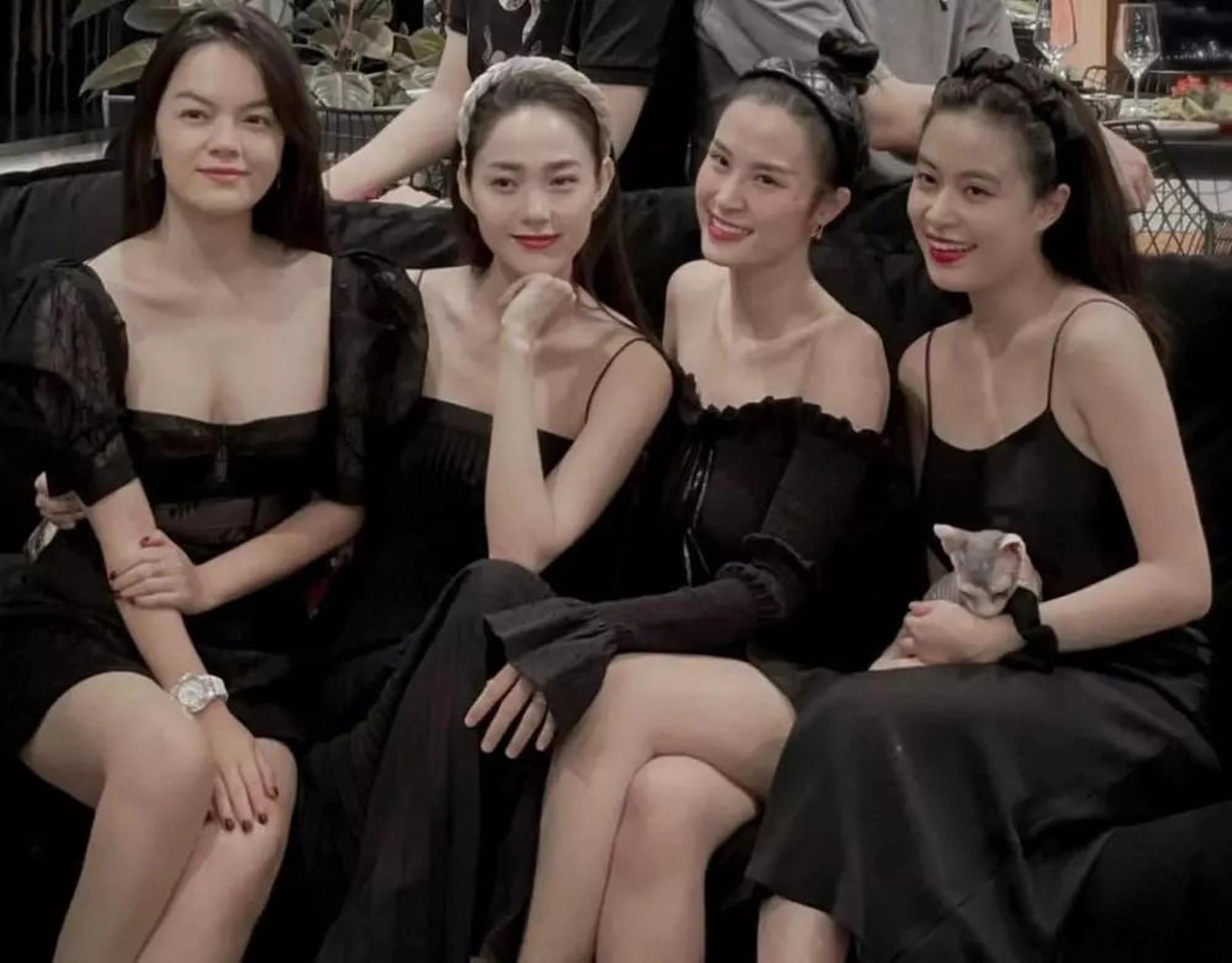 Hội bạn thân 30 dư tiền thừa nhan sắc đều đã làm mẹ vẫn trẻ mơn mởn riêng hoàng thuỳ linh gây chú ý - 2