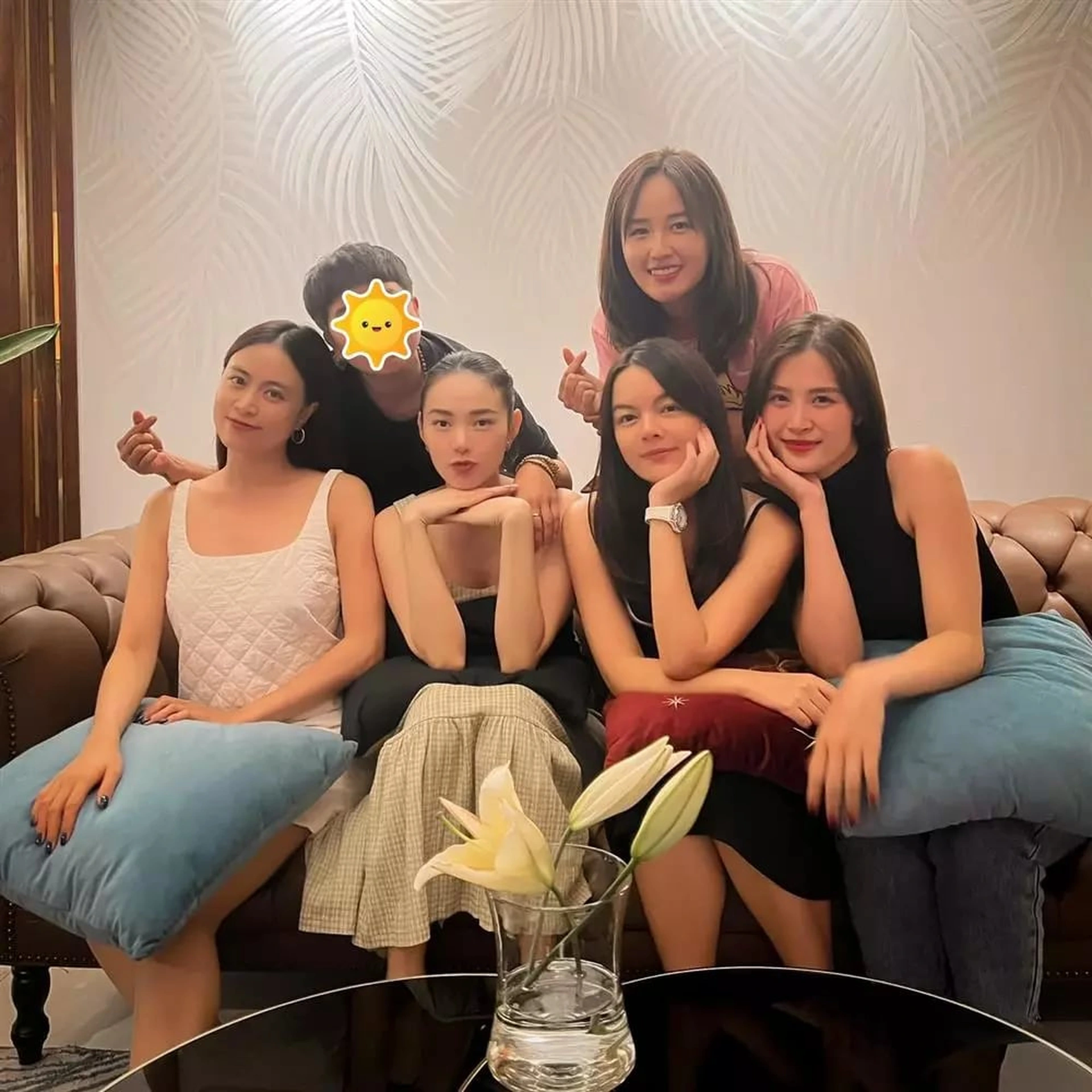 Hội bạn thân 30 dư tiền thừa nhan sắc đều đã làm mẹ vẫn trẻ mơn mởn riêng hoàng thuỳ linh gây chú ý - 4