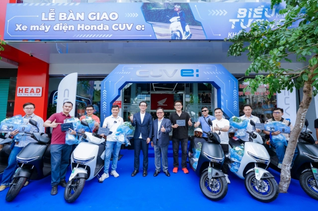 Honda bàn giao xe điện cuv e cho những khách hàng thuê xe đầu tiên tại tphcm - 1