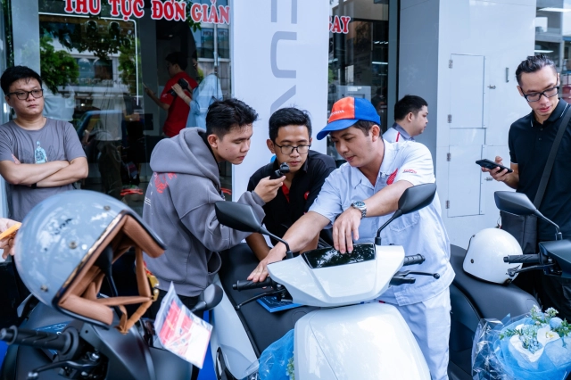 Honda bàn giao xe điện cuv e cho những khách hàng thuê xe đầu tiên tại tphcm - 4