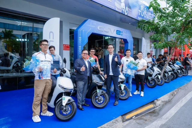 Honda bàn giao xe điện cuv e cho những khách hàng thuê xe đầu tiên tại tphcm - 9