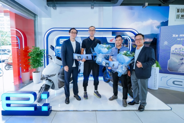 Honda bàn giao xe điện cuv e cho những khách hàng thuê xe đầu tiên tại tphcm - 12