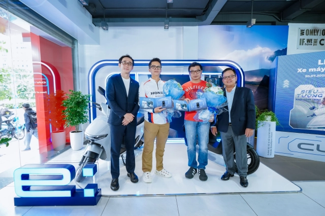 Honda bàn giao xe điện cuv e cho những khách hàng thuê xe đầu tiên tại tphcm - 13