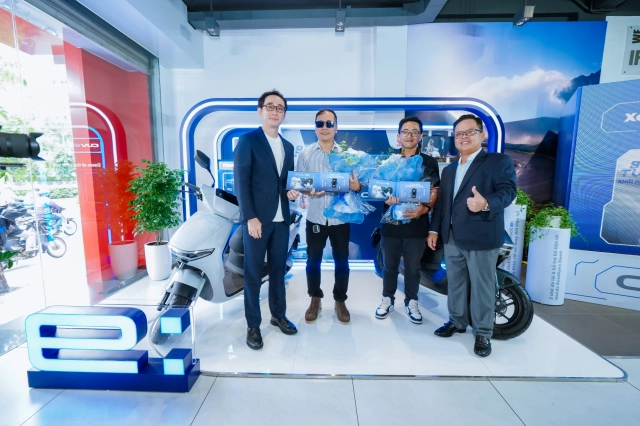 Honda bàn giao xe điện cuv e cho những khách hàng thuê xe đầu tiên tại tphcm - 14