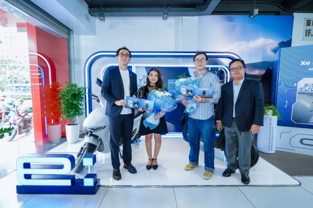Honda bàn giao xe điện cuv e cho những khách hàng thuê xe đầu tiên tại tphcm - 15