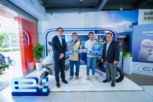 Honda bàn giao xe điện cuv e cho những khách hàng thuê xe đầu tiên tại tphcm - 16