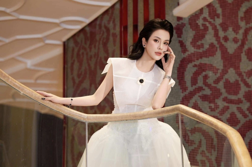hồng hài nhi của diệp lâm anh lộ ánh mắt si mê chị đẹp đến quên lối về kém 1 con giáp trông vẫn xứng đôi - 8