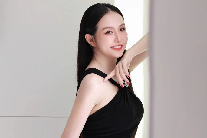 Hot girl đình đám lộ nhan sắc quá khứ đen nhẻm bầu bĩnh được chồng hơn 12 tuổi tặng biệt thự 50 tỷ - 1