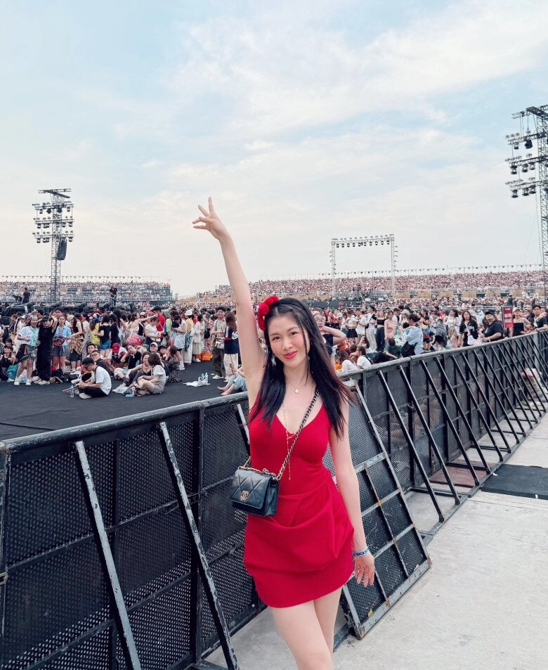 Hot girl lấy nam ca sĩ nổi tiếng 40 tuổi da dẻ như em bé ở biệt thự 2 triệu đô túi hiệu bày la liệt như chơi đồ hàng - 9