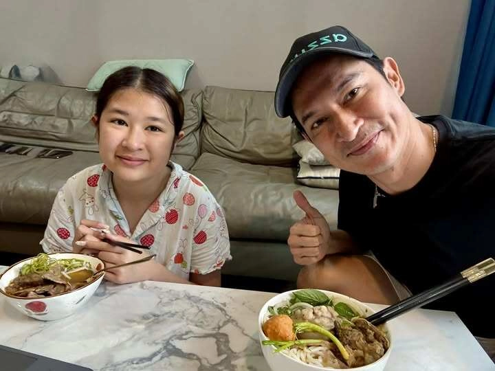 Huy khánh đi ăn với vợ cũ nhưng chỉ để ý nụ cười của một cô gái bồi hồi nhìn lại lúc nhỏ của quý tử 20 tuổi - 3
