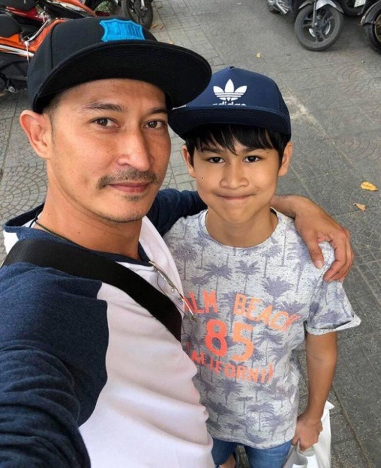 Huy khánh đi ăn với vợ cũ nhưng chỉ để ý nụ cười của một cô gái bồi hồi nhìn lại lúc nhỏ của quý tử 20 tuổi - 7