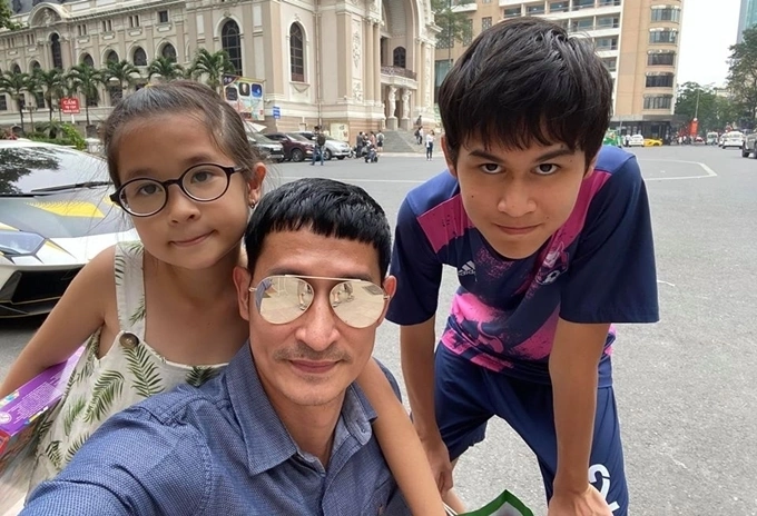 Huy khánh đi ăn với vợ cũ nhưng chỉ để ý nụ cười của một cô gái bồi hồi nhìn lại lúc nhỏ của quý tử 20 tuổi - 11