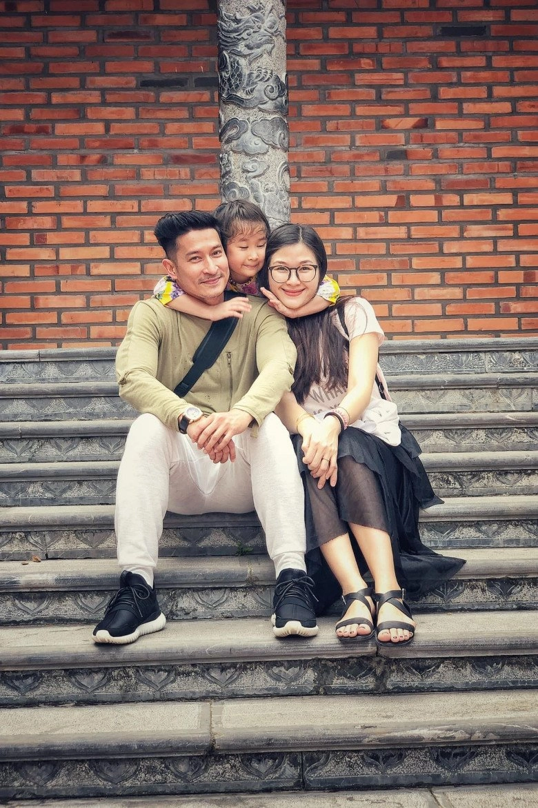 Con gái huy khánh tiết kiệm vì mẹ không kiếm được nhiều tiền khi sang phần lan nay trổ dáng gương mặt y hệt bố - 11