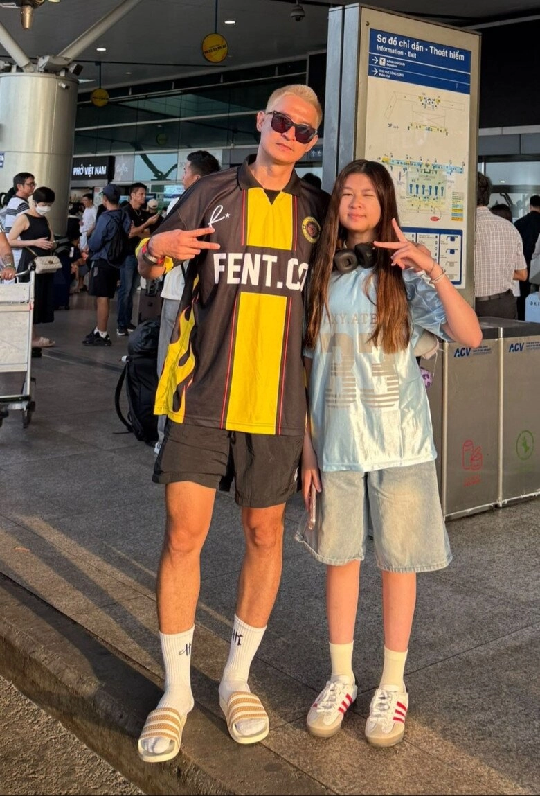 Huy khánh ngoại hình khác lạ đi tiễn vợ cũ và con gái rời việt nam luyến tiếc tạm biệt ái nữ là bản sao của bố - 3