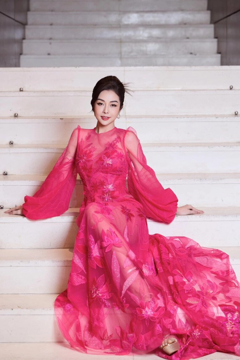 Jennifer phạm giản dị cùng con tham gia ngày hội thể thao ở trường quốc tế gái út trổ nét xinh giống mẹ hoa hậu - 2