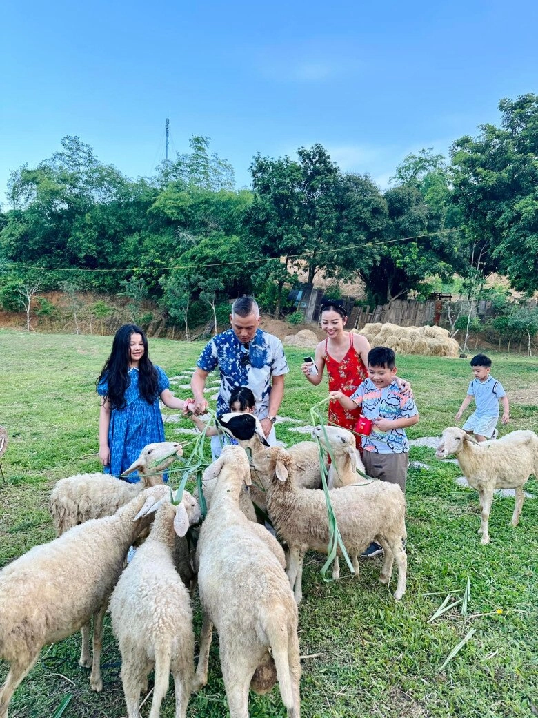 Jennifer phạm giản dị cùng con tham gia ngày hội thể thao ở trường quốc tế gái út trổ nét xinh giống mẹ hoa hậu - 5