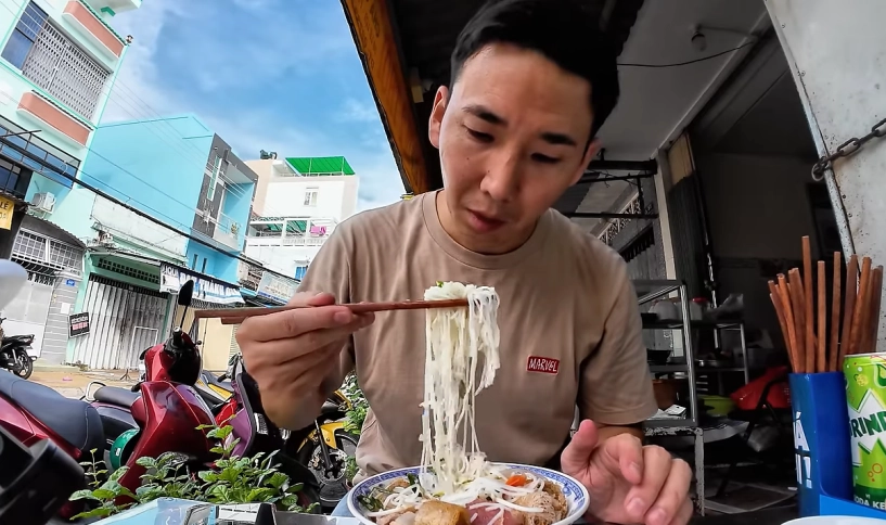 Khách nhật lần đầu thử món lạ ở bến tre khen dễ ăn hơn bún thịt nướng - 1