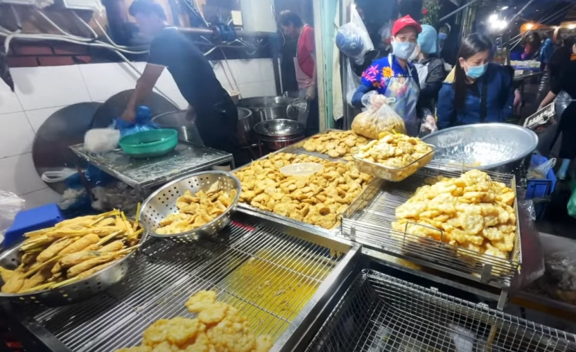 Khách tây đi chợ đầu mối ở hà nội lúc 4h thử món ăn vừa rẻ vừa ngon - 2