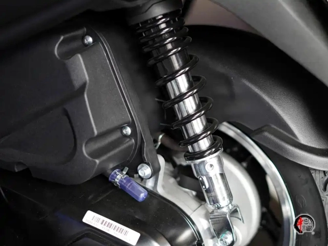 Khám phá nfr125 đến từ đối tác nhà suzuki mẫu xe ga lập dị nhưng đầy thú vị - 8