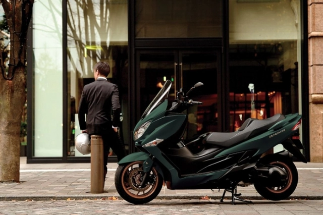 Khám phá suzuki burgman 400 2026 với hệ thống treo sau siêu độc trong giới xe 2 bánh - 2