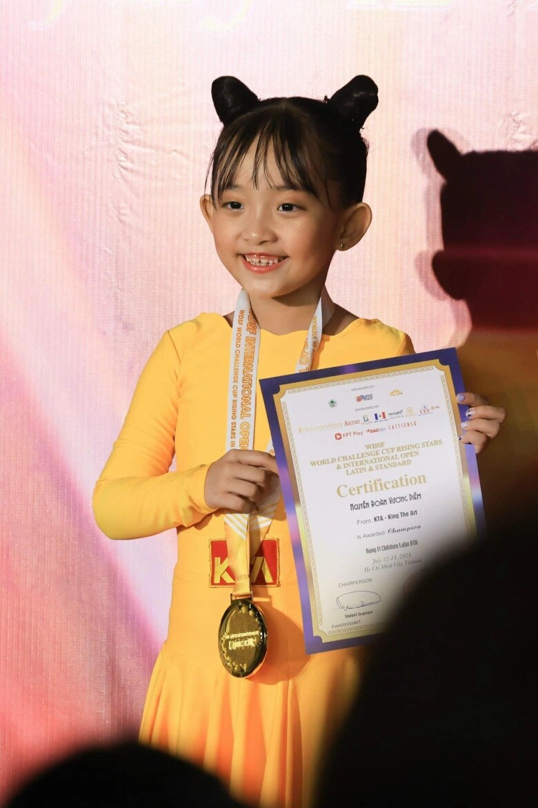 Con gái khánh thi nối bước anh trai kubi thành đương kim vô địch dancesport cả nhà tháp tùng vì lo ái nữ bỏ thi - 10
