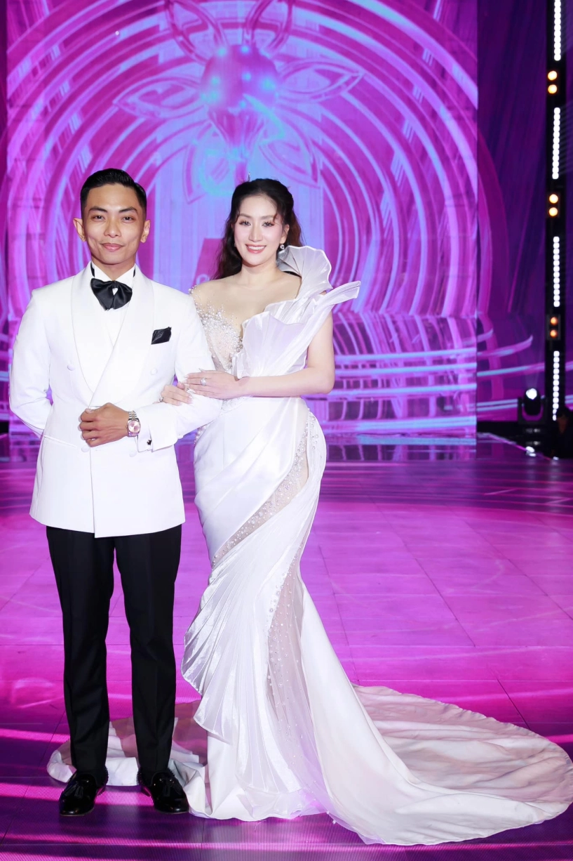Khánh thi trắng bật tông khi đứng cạnh phan hiển mẹ 3 con múa uyển chuyển bên chồng khiến dân tình rần rần khen ngợi - 5