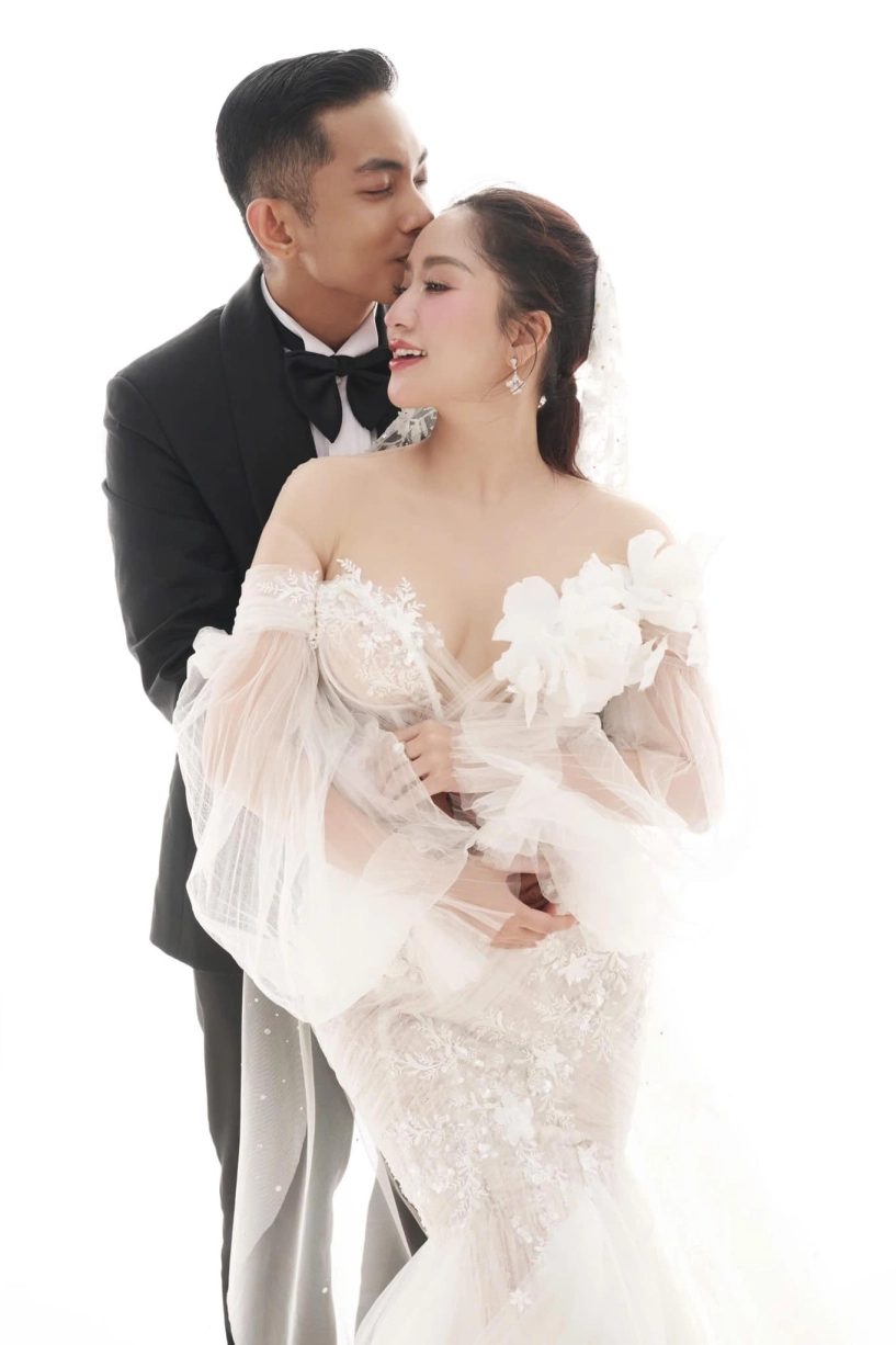 Khánh thi trắng bật tông khi đứng cạnh phan hiển mẹ 3 con múa uyển chuyển bên chồng khiến dân tình rần rần khen ngợi - 12