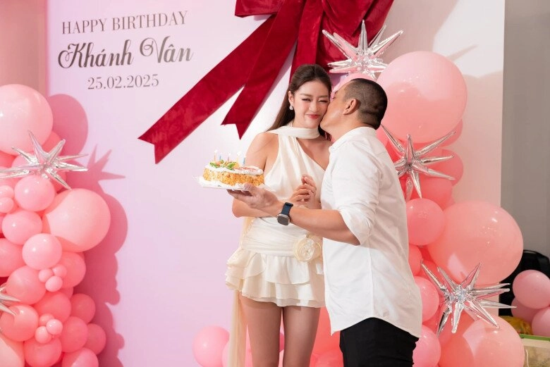 Khánh vân bị nói ồn như cái chợ trái ngược với giọng trầm của ông xã chồng hơn 17 tuổi răm rắp nghe lời vợ - 9