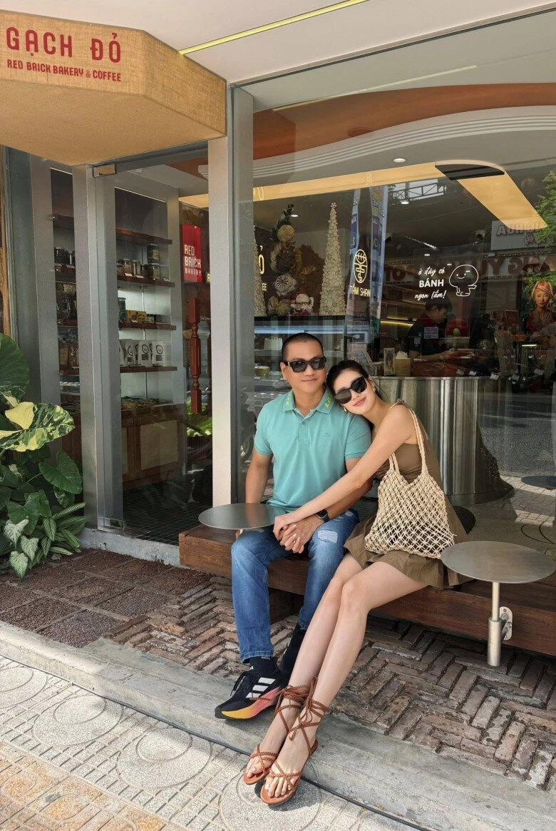 Khánh vân khoe vòng eo 61cm với áo tắm kín trước hở sau - 7