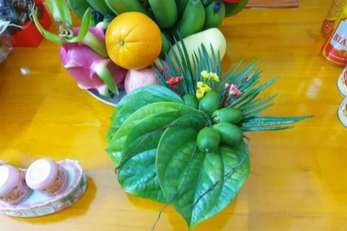 Khi thắp hương dùng bao nhiêu lá trầu bao nhiêu quả cau thì chuẩn phong thủy nên đặt bên trái hay bên phải bàn thờ - 1