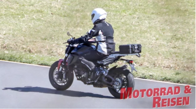 Không còn là tin đồn nguyên mẫu ducati monster v2 lần đầu tiên lộ diện - 2