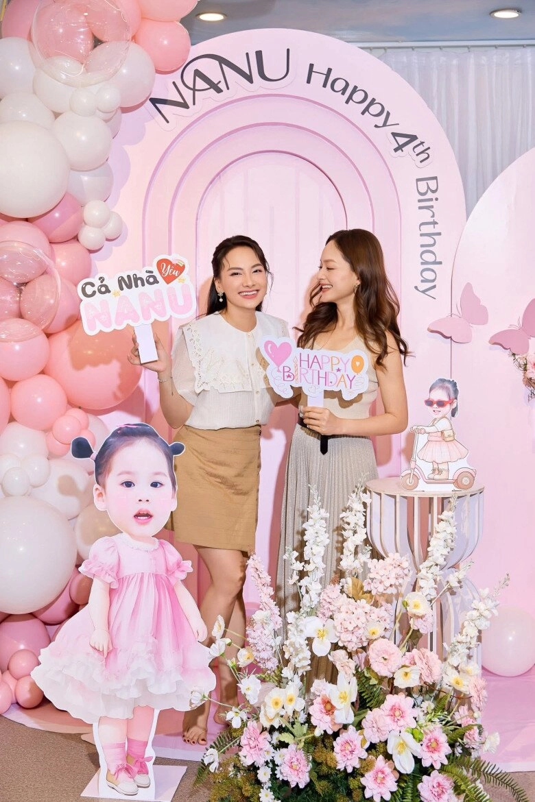 Không cùng huyết thống hai nữ nghệ sĩ này lại có nhan sắc hao hao nhau như chị em một nhà - 1