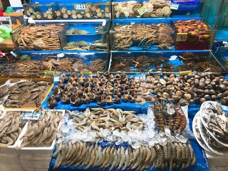 Khu chợ sầm uất bậc nhất quảng ninh bán hải sản ngon-bổ-rẻ lại còn là thiên đường ẩm thực ai cũng mê - 2