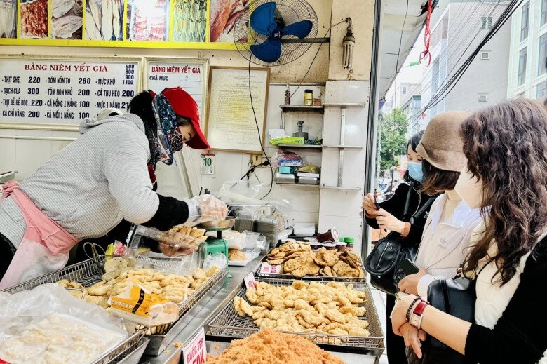 Khu chợ sầm uất bậc nhất quảng ninh bán hải sản ngon-bổ-rẻ lại còn là thiên đường ẩm thực ai cũng mê - 3