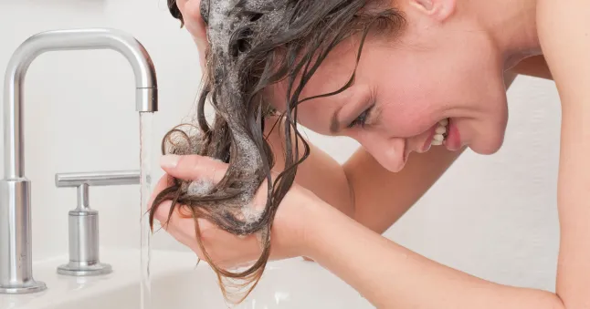Kiểu gội đầu lạ được các chuyên gia da liễu đề cử cho mùa hè giúp tóc đẹp óng ả như gội ở tiệm - 3