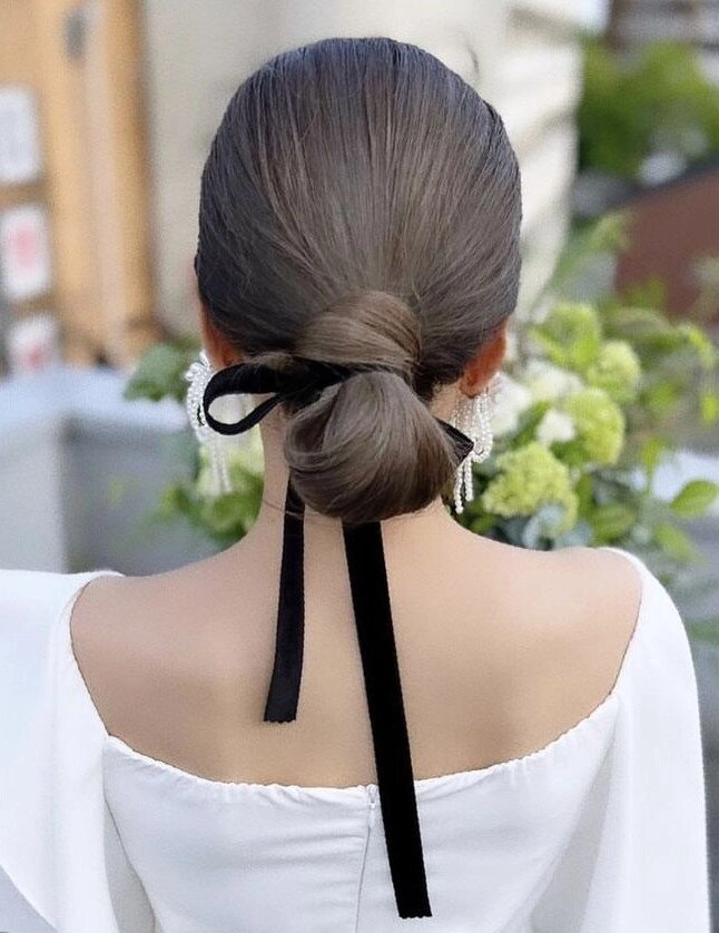 Kiểu tóc búi dễ làm giúp chị em trông sang chảnh như gái hàn đi làm hay đi chơi đều có thể áp dụng - 4